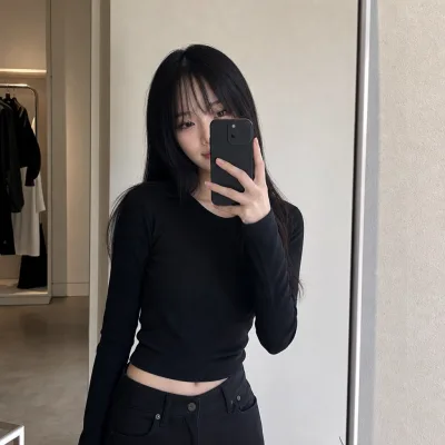 AI 프로필 예시 — 거울 셀카